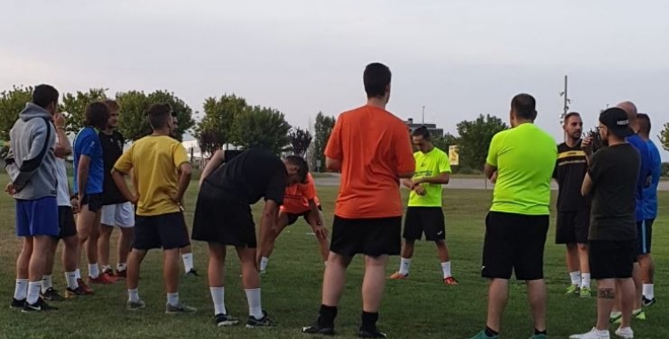 La plantilla del Grups Arrahona ha tornat als entrenaments, però durant la primera setmana, haurà de fer-ho fora del pavelló. | Twitter