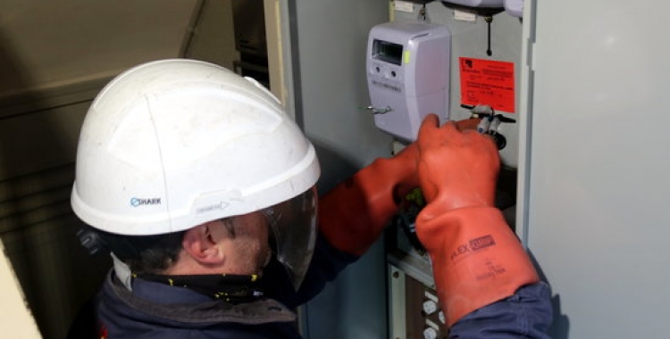 Un operari d'Endesa talla línies fraudulentes a Vila-Roja | Arxiu ACN 