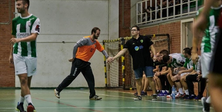 Enric González, felicitat pel tècnic Gerard Gomis en un partit aquesta temporada | Èric Altimis - OAR Gràcia