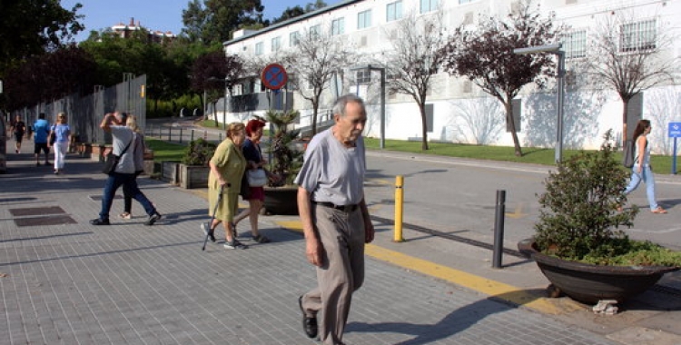Gent Gran caminant en una imatge d'arxiu | ACN