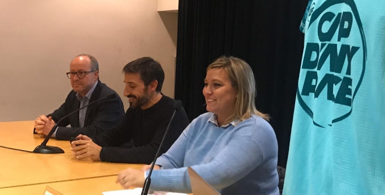 A l'acte hi han assistit Benet Heredia, director regional del Banc Sabadell, Aleix Muñío, director de la cursa, i Laura Reyes, regidora d'esports | Adrián Arroyo