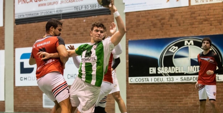 Guillem Correro, intentant passar entre jugadors rivals | Èric Altimis - OAR Gràcia