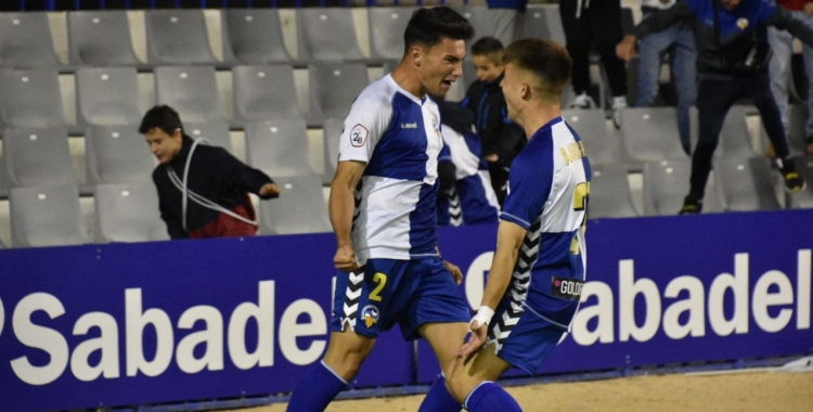 Aitor Pascual, celebrant el gol que va marcar-li al Badalona amb Aarón Rey | CE Sabadell