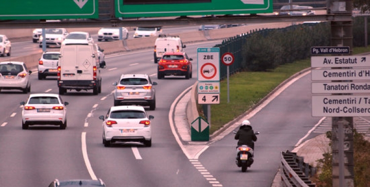 Un cartell avisa als conductors que entren a la Zona de Baixes Emissions de Barcelona a la sortida 4 de la Ronda de Dalt el 2 de gener del 2019 | Miquel Codolar