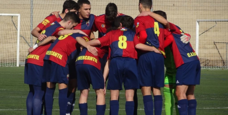 Els titulars del Mercantil, fent pinya abans de començar el partit | Sergi Park