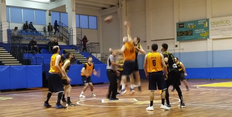 El duel va tenir lloc a la pista de l'Almeda i va ser el primer de la segona volta | Basket Almeda
