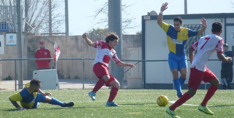 Vadillo (tirant-se per la gespa) va acabar expulsat | CF Mollet