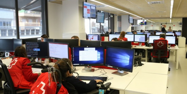 Una voluntària de Creu Roja trucant a un usuari per informar-lo sobre el coronavirus | ACN