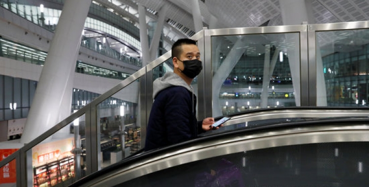 Un passatger porta una màscara en una estació de tren de Hong Kong | ACN