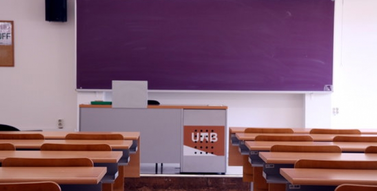 Una aula de la Facultat de Ciències de Comunicació de la UAB buida el 13 de març de 2020 | ACN