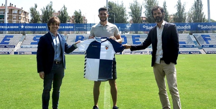 Adri Cuevas (centre), acompanyat del director esportiu Jose Manzanera (esquerre), i el director general Bruno Batlle (dreta) | CE Sabadell