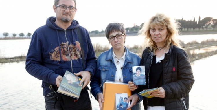 La germana gran de Montse Careta, Imma Careta (al mig), acompanyada per dos amics de la difunta, Eladi i l'Anna. Març de 2017. (Horitzontal)