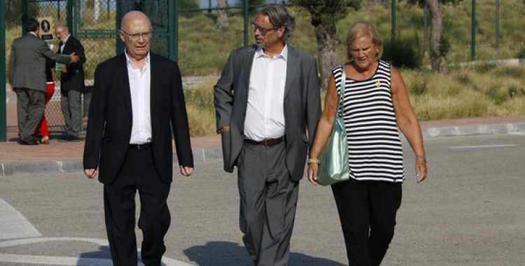 Els expresidents del Parlament Joan Rigol, Ernest Benach i Núria de Gispert, sortint de visitar Carme Forcadell | ACN