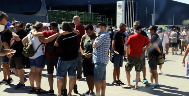 Un grup de treballadors a les portes de la plantada de Montcada | ACN