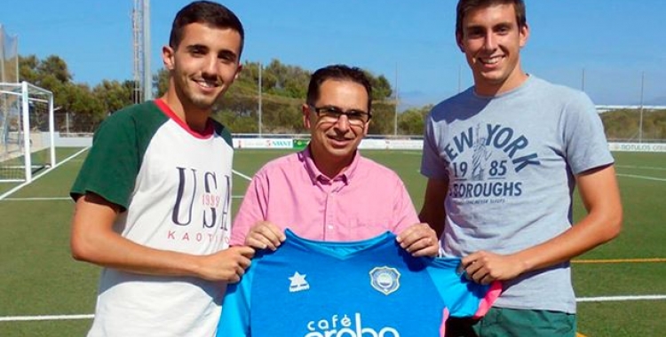 Marc Capó (dreta), mostrant la samarreta de l'Sporting de Mahón | Deportes Menorca