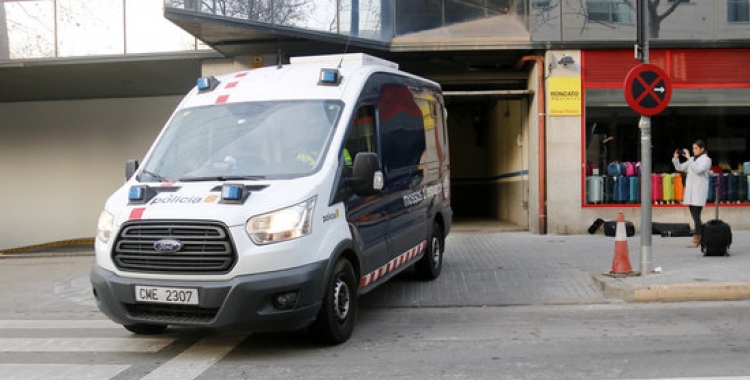 Un furgó dels Mossos d'Esquadra trasllada els detinguts per la violació múltiple de Sabadell fins als jutjats | ACN