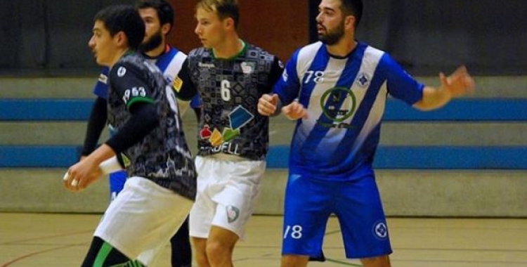 Sergi Laliga i Aniol Picola, en una acció del partit | Handbol Banyoles