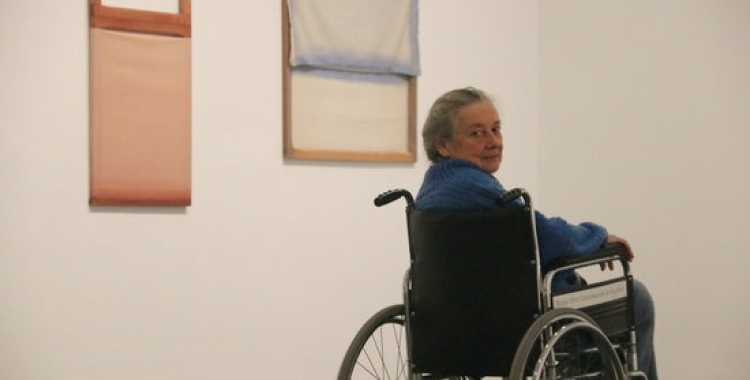 Fina Miralles, en una de les sales de l'exposició temporal que li dedica el Macba | ACN