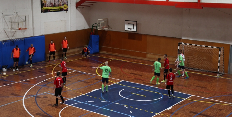 Els jugadors de l'Escola Pia en una acció contra el Pallejà | Carles Bellart
