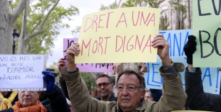 Una concentraciò a favor de l'eutanàsia, l'abril del 2019/ ACN