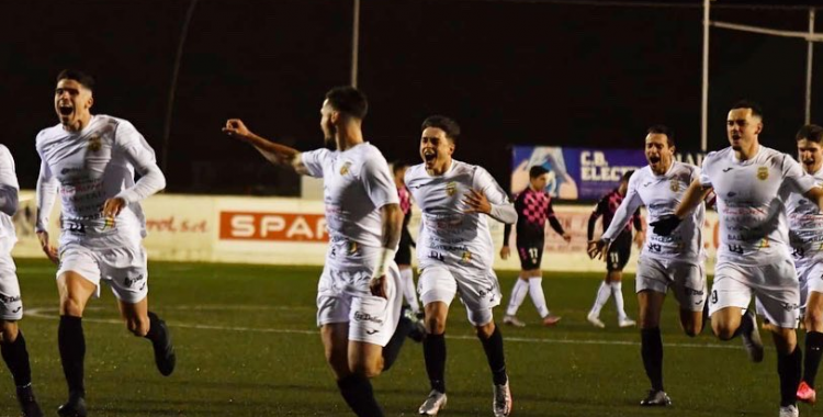 Alegria en els eivssencs després de superar el Sabadell als penals | Arsen Voronyy