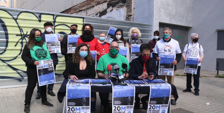 Roda de premsa del moviment en defensa de l'habitatge, al costat de la seu del PSC a Barcelona | ACN
