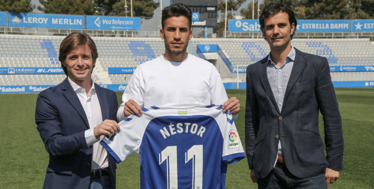 Néstor Querol, acompanyat del director esportiu Jose Manzanera i del director general Bruno Batlle | CES