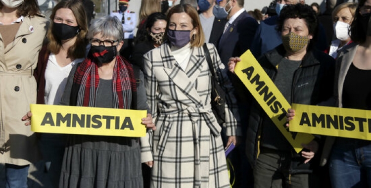 Carme Forcadell rep mostres de suport a l'arribada a l'Arxiu Nacional de Catalunya, el passat 23 de març | ACN
