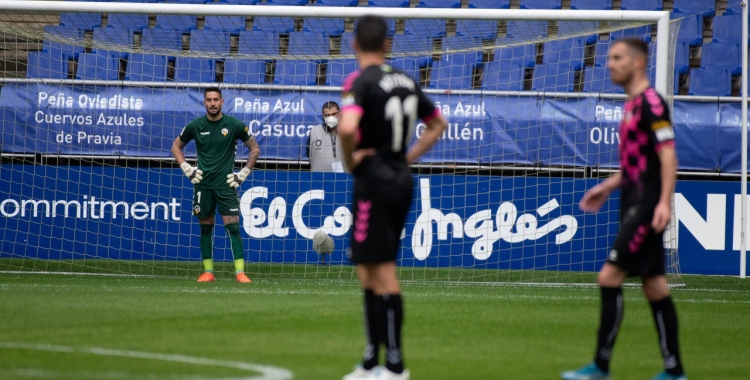 Ian Mackay mira els seus companys després de rebre el segon gol | Roger Benet