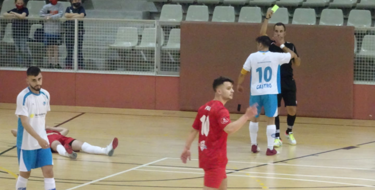 Dani Castro va veure la groga en els primers compassos de partit | Sergi Park