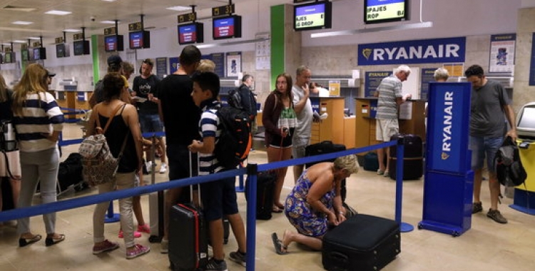 Passatgers fent cua a l'aeroport de Girona | ACN 
