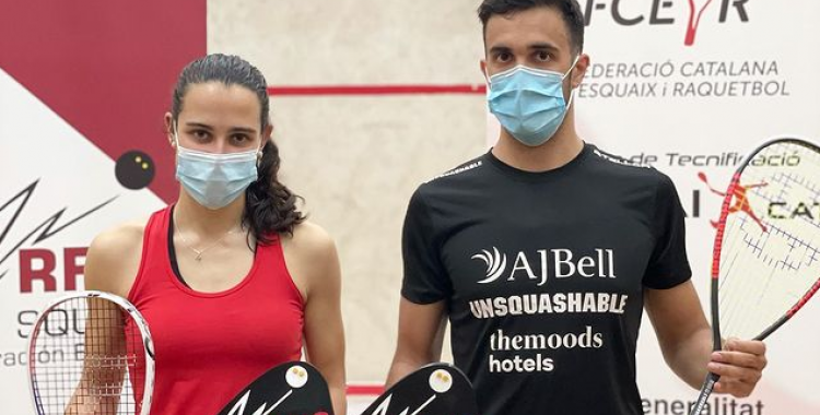 Iker Pajares lluint el trofeu al costat de Marta Domínguez, la guanyadora en categoria femenina |  rfesquash