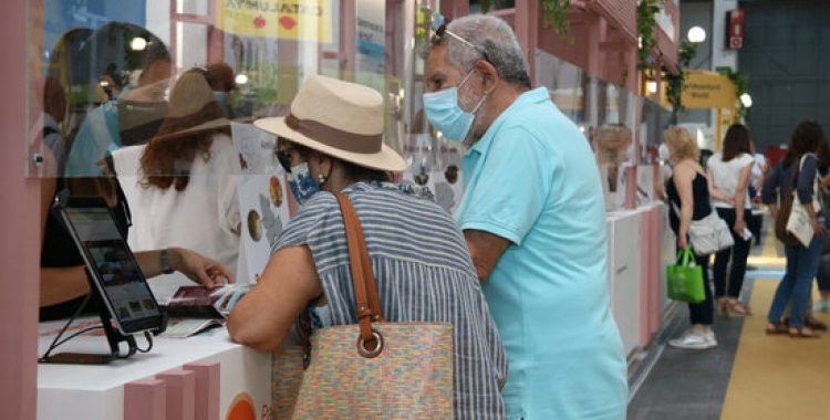Dues persones demanant informació per viatjar | ACN
