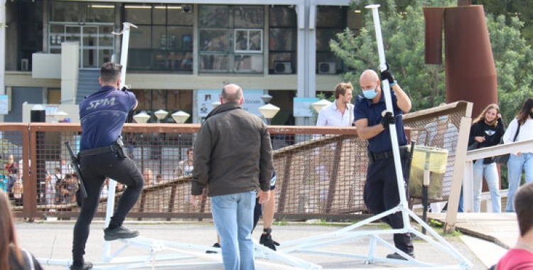 Pla general de personal de seguretat de la UAB desmuntant les restes de la carpa de S'ha acabat a la plaça Cívica de la UAB, el 6 d'octubre de 2021 | Albert Segura (ACN)