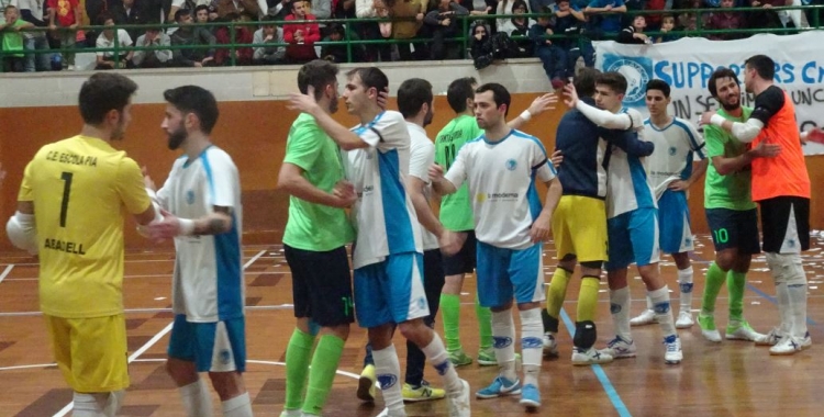 Salutacions entre els dos equips en el derbi de la temporada 19/20 | Arxiu