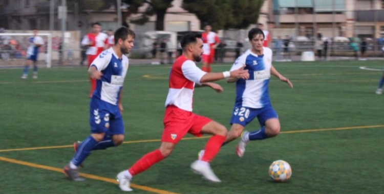El primer derbi a Segona Catalana es va saldar amb triomf del Sabadell 'B' (1-4) a Can Rull | Adrián Arroyo