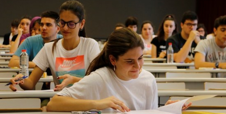 Alumnes a l'examen de castellà de la prova de selectivitat | Sílvia Jardí