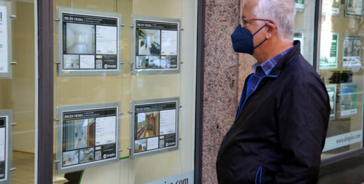 Una persona mirant ofertes immobiliàries | ACN