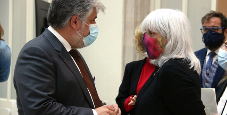 Dolors Sabater conversa amb el portaveu de Junts Albert Batet aquesta setmana al Parlament | ACN 