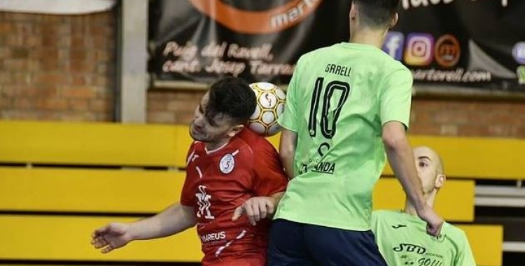 Arnau Graell, disputant una pilota a Martorell amb l'atenta mirada de Povedano | Sala 5 Martorell