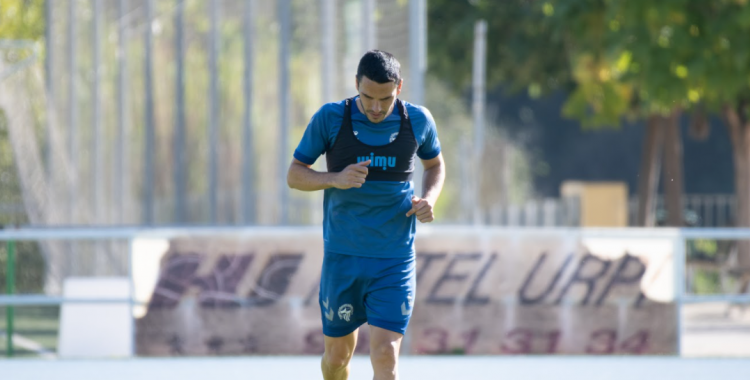 Folch, capcot en un entrenament a Sant Oleguer | Roger Benet