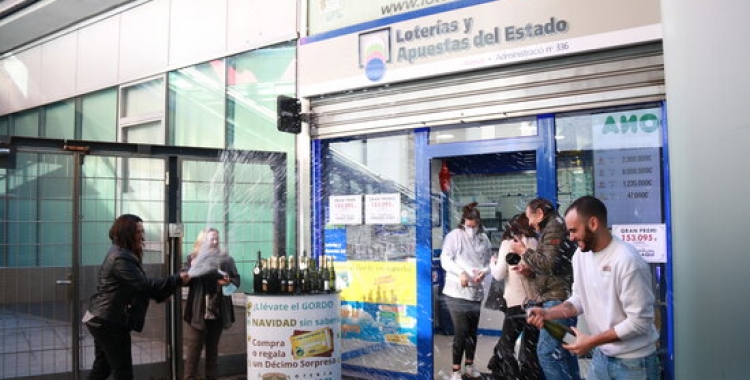 Treballadors de l'administració de Les Arenes (Barcelona) celebrant el segon premi  | ACN 