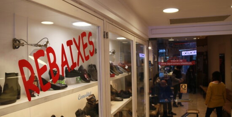 Pla detall d'un comerç que fa rebaixes | ACN 