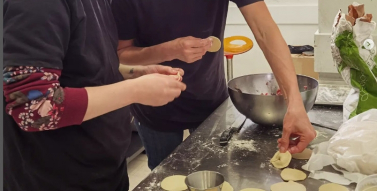Voluntàries fent 'pelmeni'/ L'Amanidor