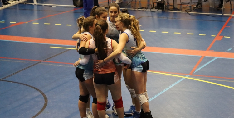 Les noies del Natació Sabadell en un moment del partit contra el Vall d'Hebron |@CNSVolei