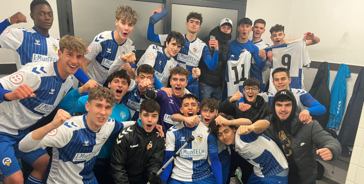 Alegria en el vestidor del Juvenil 'B' del Sabadell | FutBaseCES
