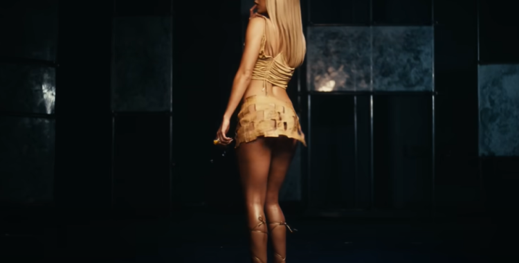 La faldilla en qüestió al videoclip de Real G 