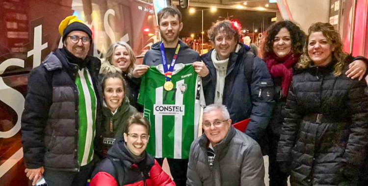 Aleix Gómez, en una imatge d'arxiu amb aficionats de l'OAR | OAR Gràcia