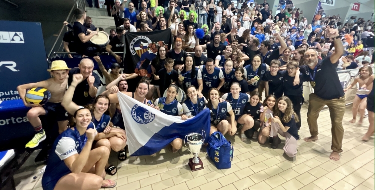 Fotografia de les campiones amb l'afició de Can Llong | Pau Vituri