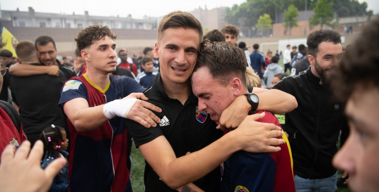 Marc Xala celebrant l'ascens a Divisió d'Honor Juvenil | Roger Benet